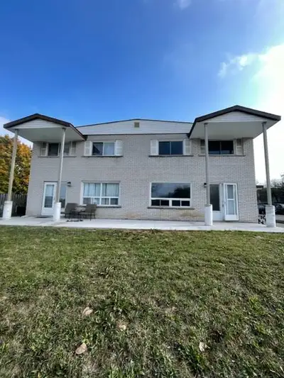 Three Bedroom Townhouse on Fairway Rd. (B)