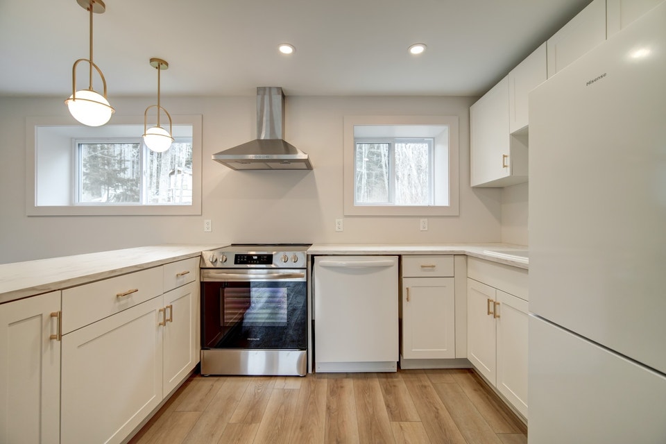 24-051 Gorgeous renovated flat. Wellington NS. Air conditioned 4
