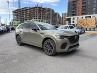 Le Mazda CX-70 Premium 2025 est un VUS intermédiaire haut de gamme qui se démarque par son design él... (image 1)