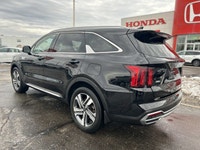 Navigate your busy schedule with remarkable ease and efficiency in the 2022 Kia Sorento Hybrid EX. T... (image 6)