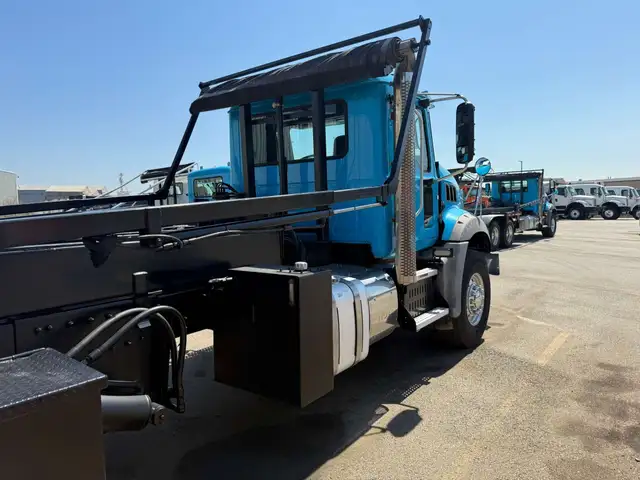 2016 Mack GU813 Granite Tandem Axle Roll Off Truck in Heavy Trucks in Oakville / Halton Region - Image 14