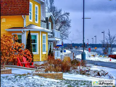Duplex bigénérationnel d'exception avec vue panoramique sur la rivière Découvrez ce remarquable dupl...