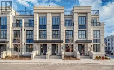 Stunning executive townhouse in the award-winning Reserve Townhouse Complex, located in the prestigi...