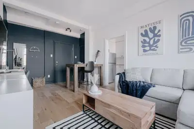 Beau 3 et demi rénové et meublé dans un magnifique projet locatif dans Montcalm : Le Claridge. Cet é...