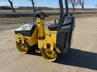 2005 Bomag BW900-2 light articulating vibrating roller 36in. power steering roll bar Honda gas engin...