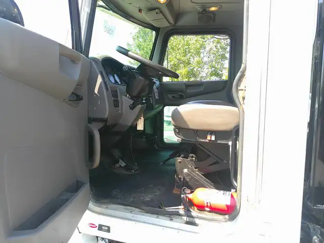 2016 Peterbilt 330 in Heavy Trucks in Hamilton - Image 15