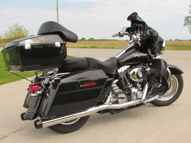 2006 Harley-Davidson FLHX Street Glide Over $9,000 in Great Opti in Sport Touring in Leamington - Image 12