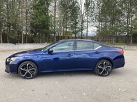 This Nissan Altima has a dependable Gas 4cyl 2.5 L engine powering this Variable transmission. Sunro... (image 9)