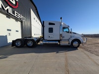 1 Owner 2022 Kenworth T880 Tandem with Cooler Pack Wet Kit KMS: 636,151 HRS: 13,603 Over 20k just sp... (image 3)