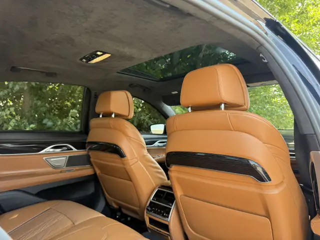 2019 BMW 7 Series 750i xDrive in Cars & Trucks in Calgary - Image 16