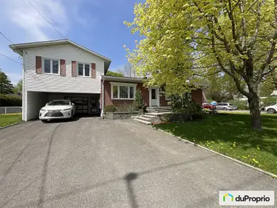 Découvrez ce charmant refuge de 4 saisons, idéalement situé sans voisins à l'arrière, offrant une in...