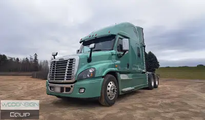 FREIGHTLINER SLEEPER TRUCK TRACTOR (Unit #02566) Located in Sussex, NB, 1,875,640 KM*, 25,794 HRS*,...
