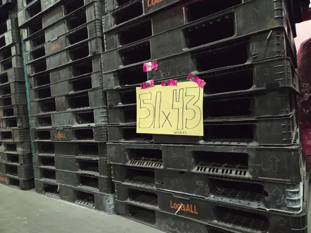Good pallets and plastic skids here matching stacks too in Storage & Organization in Mississauga / Peel Region - Image 5