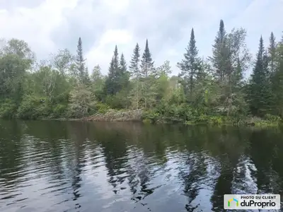 Grand terrain plats de 7429 mètre carré avec une façade de 90 mètre sur le bord de la rivière Batisc...