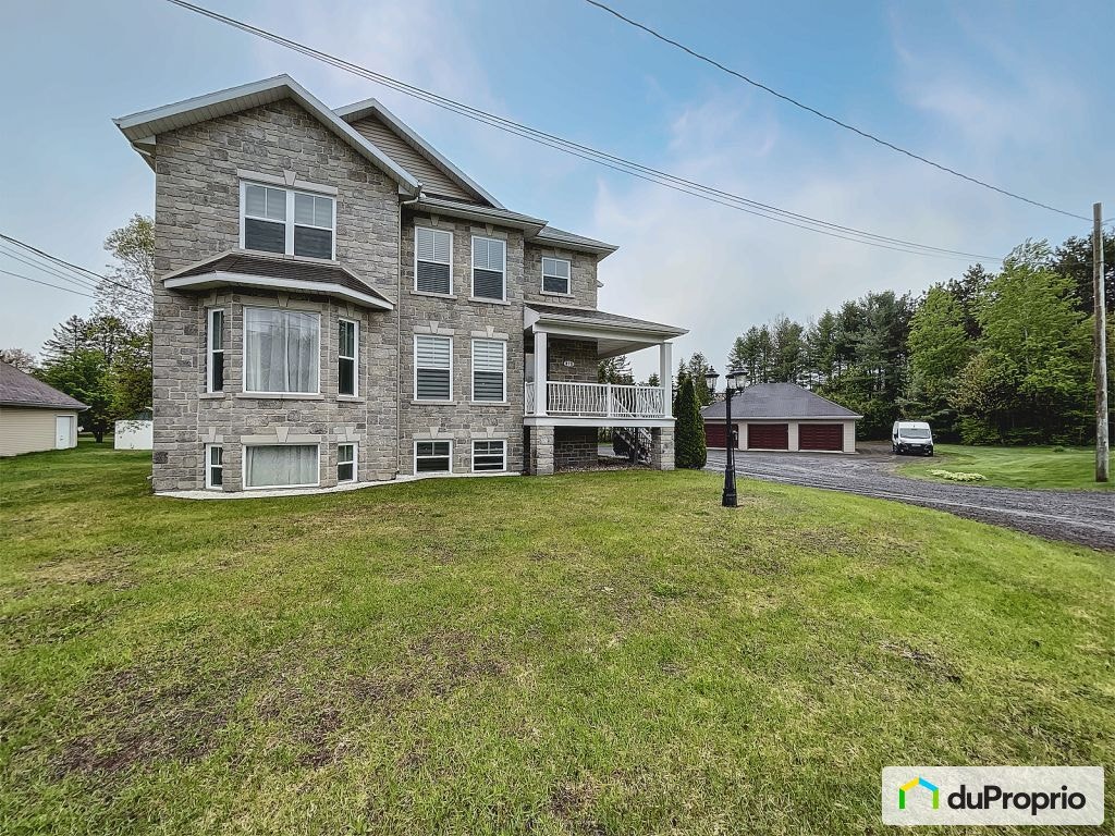 $950,000 - Triplex for sale in St-Boniface — photo 1