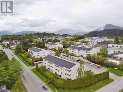 * PREC - Personal Real Estate Corporation. CORNER UNIT! This very tidy two-bedroom, one bath corner...