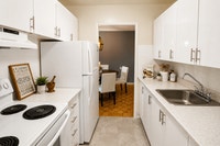 Located in Ottawa South, The Oaks offers excellent value and convenience, featuring an outdoor pool,... (image 8)