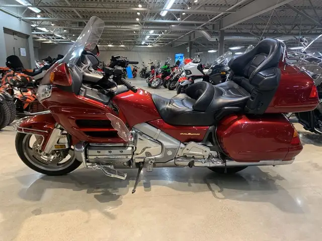 2001 Honda GL1800 Goldwing Touring in Sport Touring in Guelph - Image 5