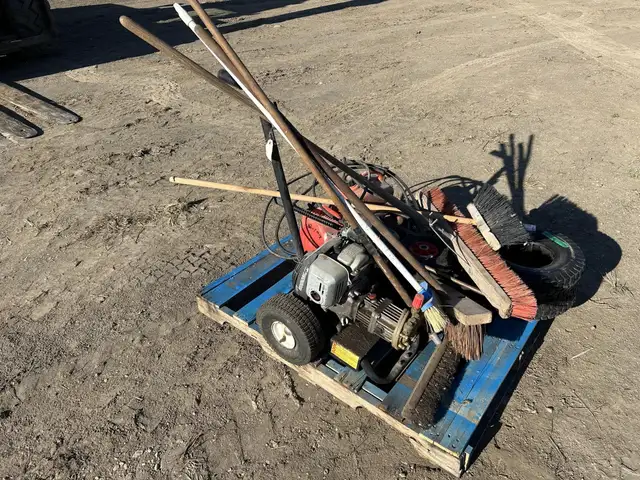 HONDA GC135 in Heavy Trucks in Saskatoon - Image 3