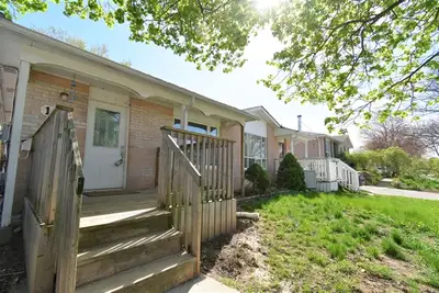 Charming 3 Bed, 1 Bath Main Floor, College Cres.