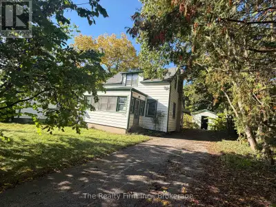 Builders, investors, renovators: this one's for you .... an infill opportunity on a deep 46' x 130'...