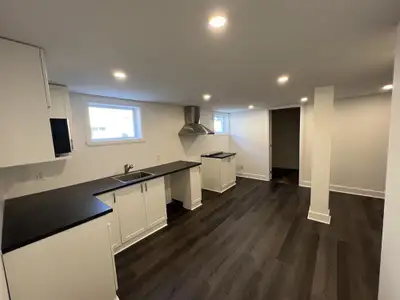 418-655-8281 À voir au 2727 de la Ronde, superbe 4 1/2 situé au demi sous-sol d'un petit immeuble de...