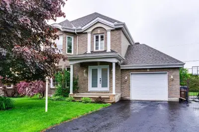 Charming family home with a garage in a safe neighborhood! From the first glance you'll be enchanted...