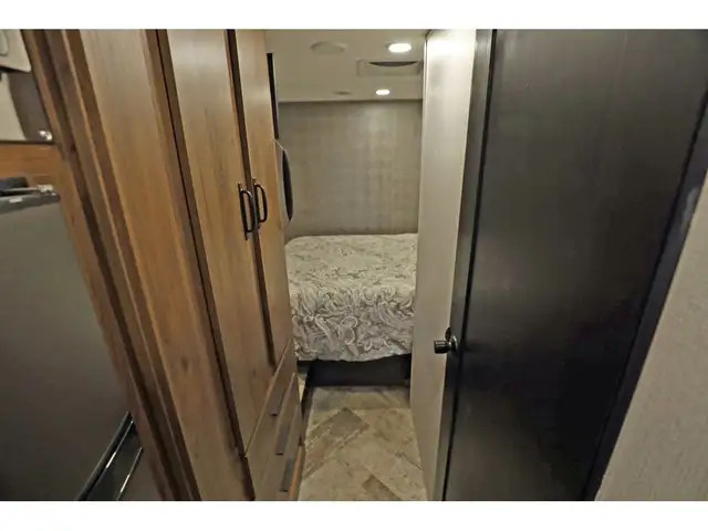 2021 Forest River Sunseeker Forester 2380 B+ DIESEL Full paint in RVs & Motorhomes in Laval / North Shore - Image 17