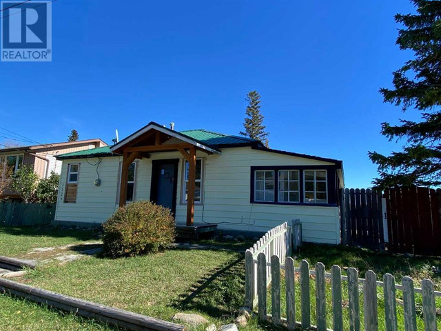 1129 Wentworth Avenue Pincher Creek, Alberta in Houses for Sale in Lethbridge - Image 2