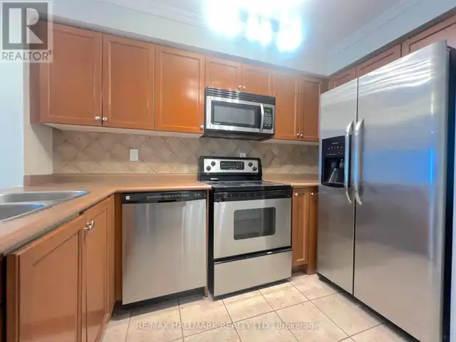 33 Lodgeway Drive Vaughan, Ontario, photo 4 of 4
