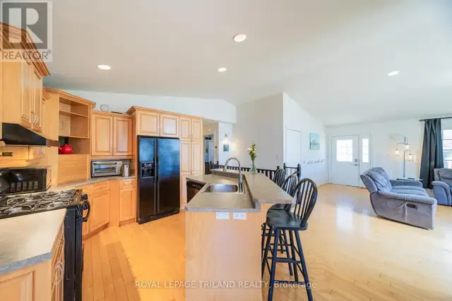 10234 JULIE AVENUE Lambton Shores (Grand Bend), Ontario in Houses for Sale in Grand Bend - Image 17