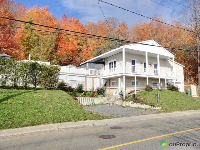 $869,900 - Bungalow for sale in Ste-Anne-de-Beaupre — photo 1