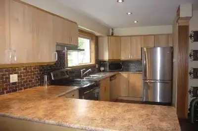 BRIGHT ROOM MAIN FL-5 TO PLAZA STEELES AND BATHURST NEAR BUS