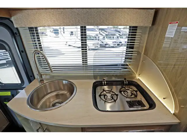 2020 Entegra Coach Qwest 24L 1 extension mercedes turbo diesel S in RVs & Motorhomes in Laval / North Shore - Image 15