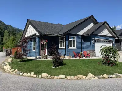Large Gorgeous Rancher Situated on Beautifully Landscaped Corner End Unit w/280 Degree of Panoramic...