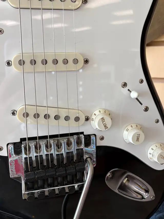 Vintage Japan-Made Fender Stratocaster Electric Guitar in Guitars in Ottawa - Image 4