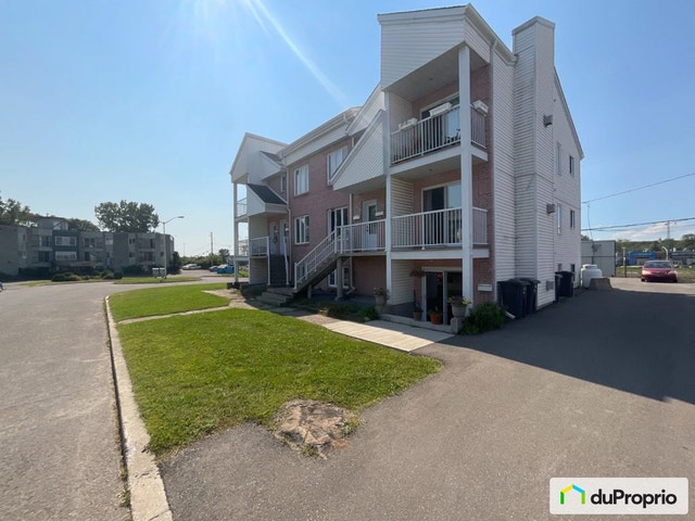 $785,000 - Triplex for sale in St-Jérôme (St-Jérôme) — photo 2
