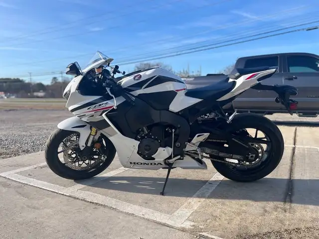 2025 HONDA CBR1000RR - WHITE! in Street, Cruisers & Choppers in Sudbury - Image 5