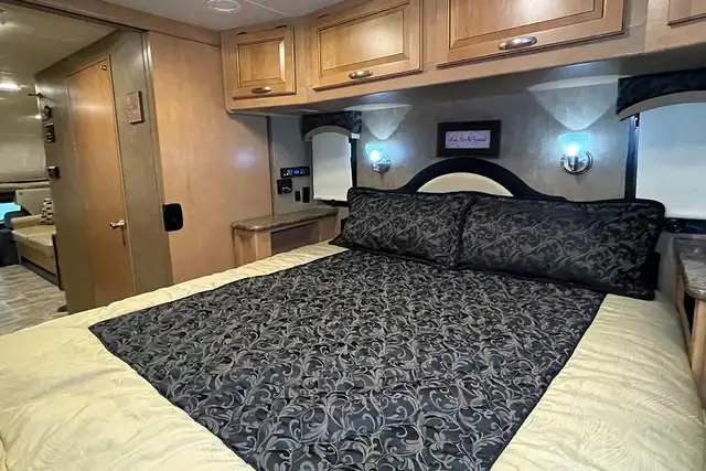 2015 Thor Chateau 33SW - Pre-Owned Super C Motorhome.  in RVs & Motorhomes in Red Deer - Image 38