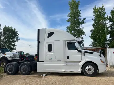 located in wpg. excellent working unit. excellent condition inside and out. 12 speed Detroit Automat...