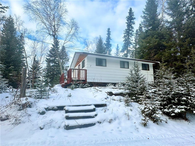 214 Lake side Avenue Cranberry Portage, Manitoba in Houses for Sale in Thompson - Image 2