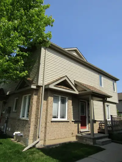 Beautiful & Bright Laurentian Hills Townhouse