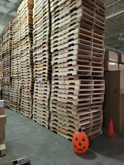 100% handsorted and fixed wooden pallets for sale used 48x40 fourway pallets. Lots of stock! block o...