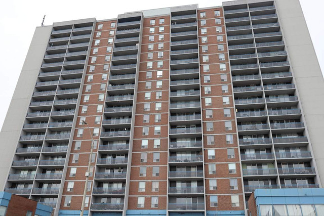 150 Lakeshore Road West - 3 Bedroom Apartment for Rent in Long Term Rentals in Mississauga / Peel Region