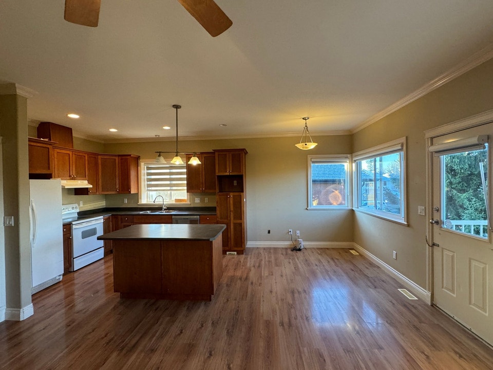 Spacious Upper Unit 4