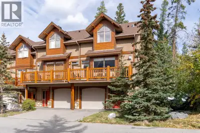 Perched above the desirable Eagle Terrace neighbourhood, this three-level walk-out townhouse offers...