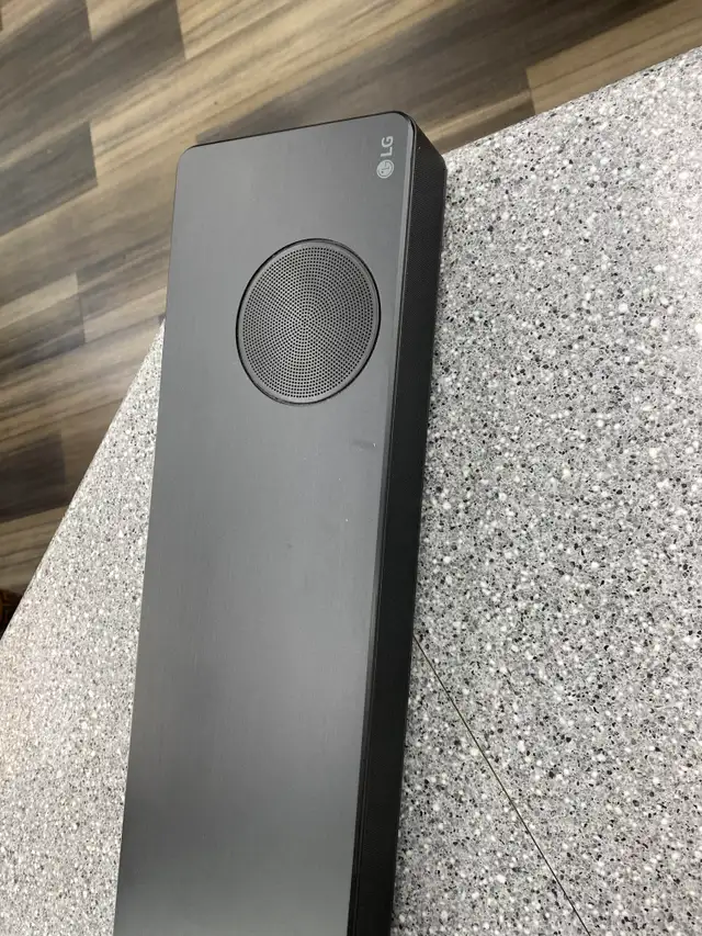 LG SN11RG Sound Bar in Stereo Systems & Home Theatre in City of Toronto - Image 3