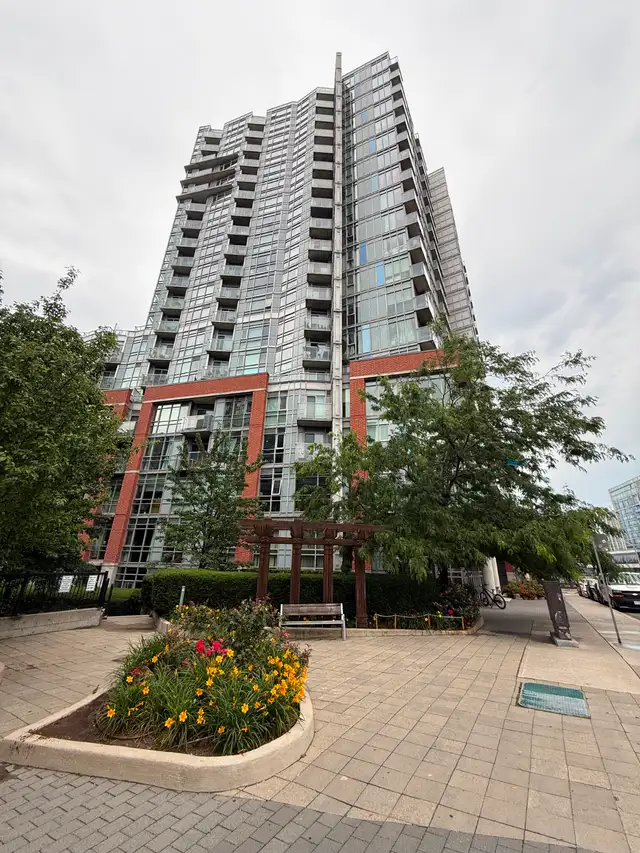 High-Ceiling Loft with Natural Light in Queen West in Long Term Rentals in City of Toronto - Image 2