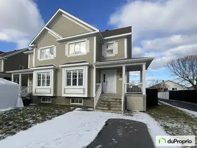 Découvrez cette superbe maison semi-détachée construite en 2019, située dans un secteur paisible et...