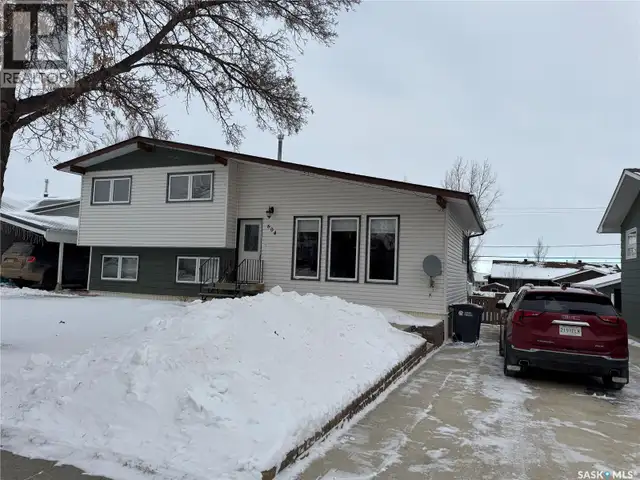 604 5th AVENUE W Assiniboia, Saskatchewan in Houses for Sale in Moose Jaw - Image 3